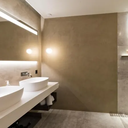 Hotel Suiteseven 4*