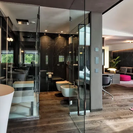 Hotel Suiteseven 4*